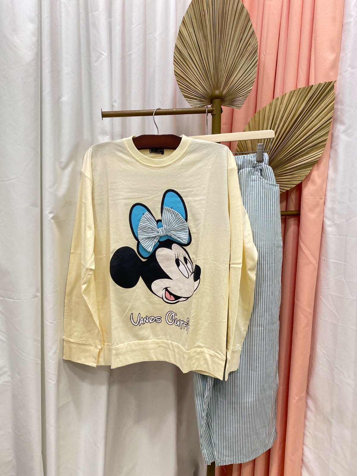 One set Micky Mouse